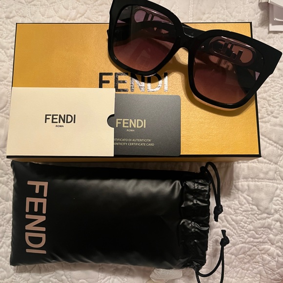 Fendi Sunglasses new with box…. Never have been used FENDI First Crystal FE4075US 30J Shiny Gold Brown Lens  main image 4